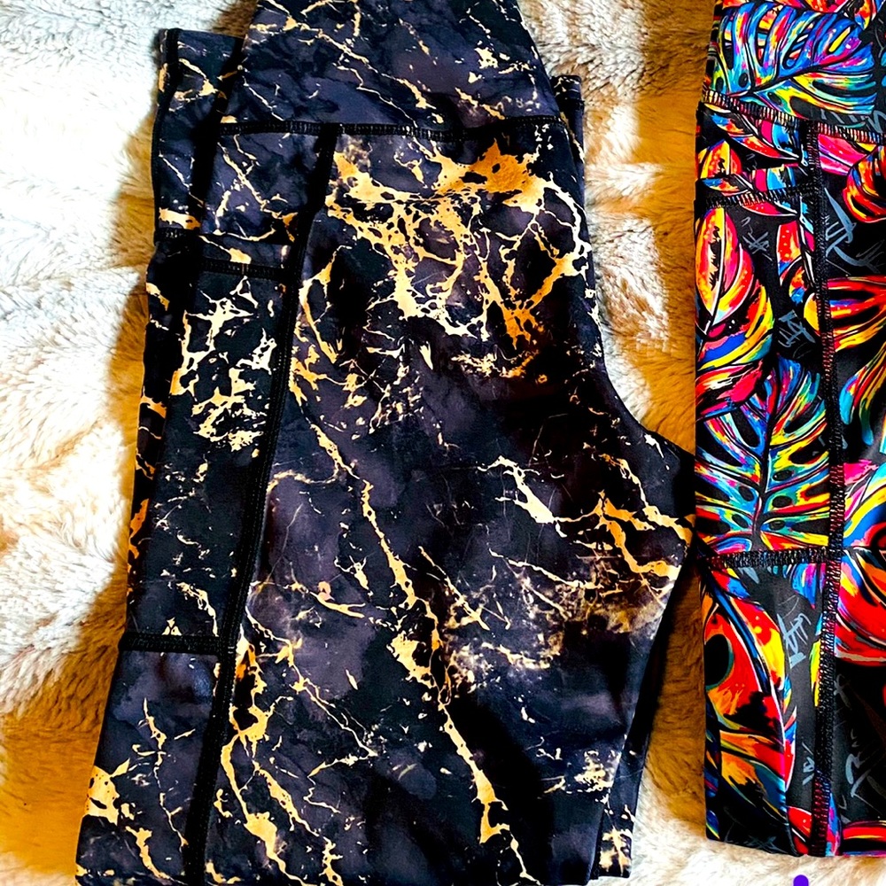 NWOT CVG Gold Marble Capris - XS